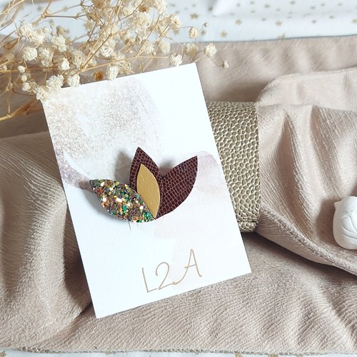 Broche fleur de lotus marron