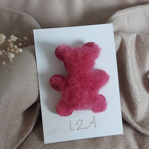 Broche ourson en fourrure rose