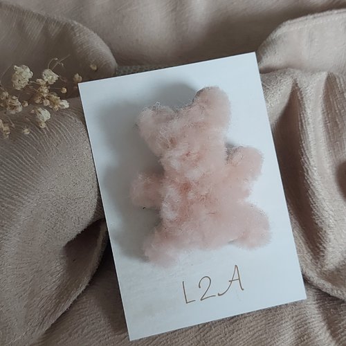 Broche ourson en fourrure rose tendre