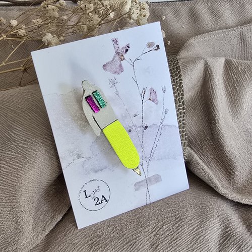 Broche stylo jaune fluo