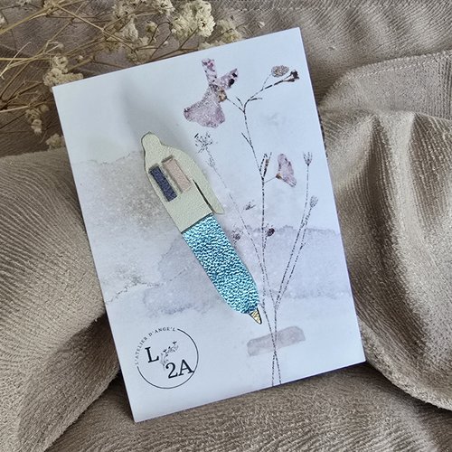 Broche stylo bleu clair