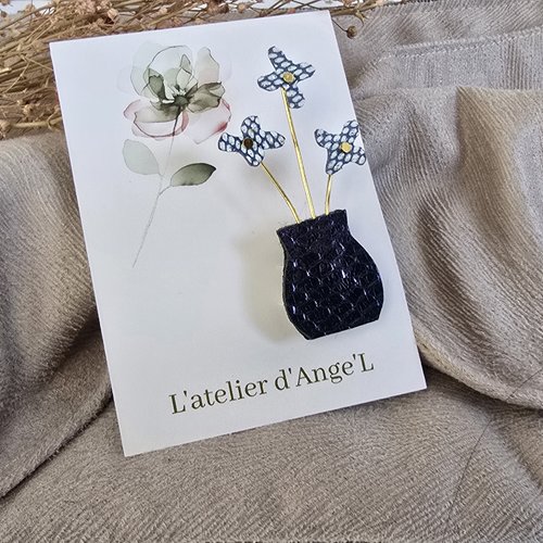 Broche vase et fleurs bleues