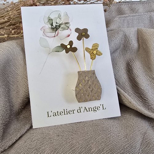 Broche vase et fleurs beiges