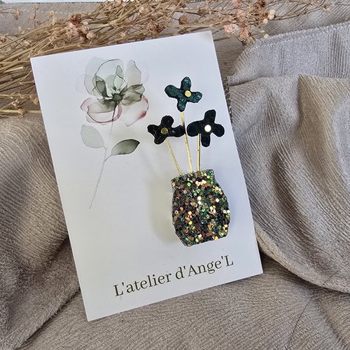 Broche vase et fleurs vertes