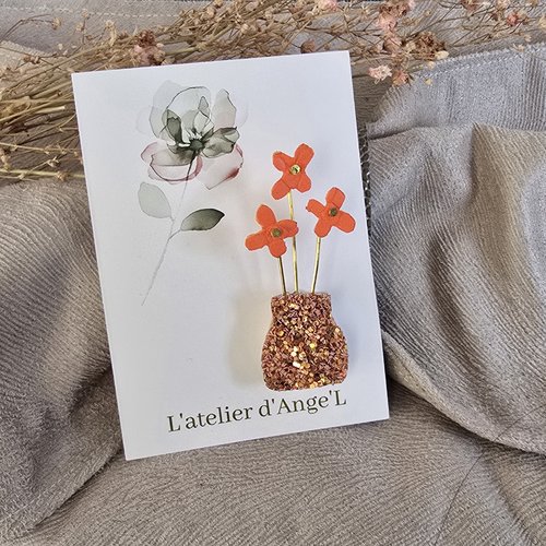 Broche vase et fleurs oranges