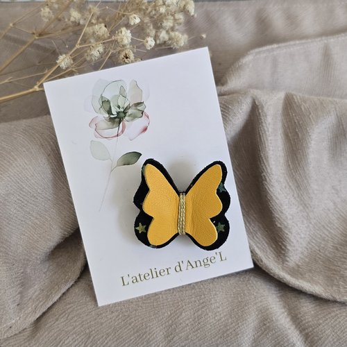 Papillon noir et jaune moutarde