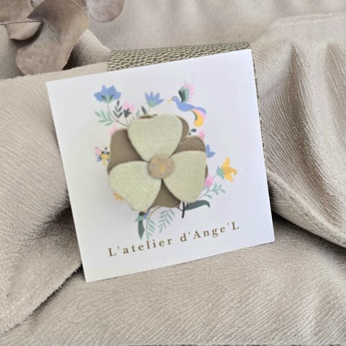 Fleur beige dorée