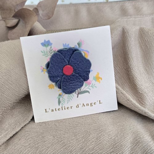Fleur bleue marine