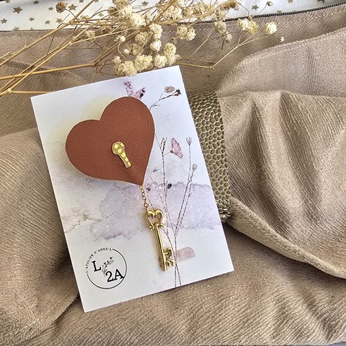 Broche  la clé de mon coeur ocre