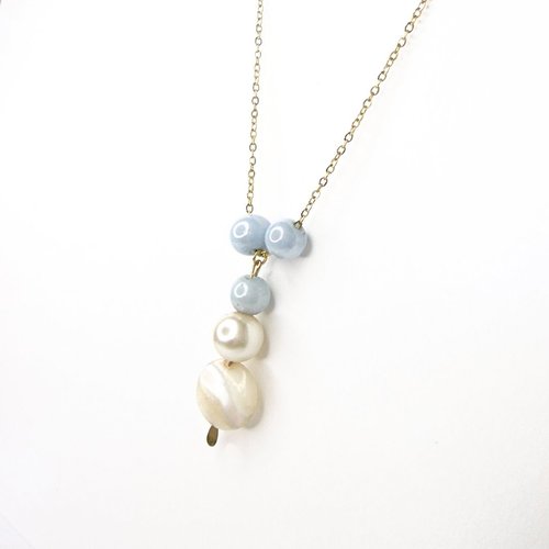 Collier ras du cou en perles nacrées bleues et blanches