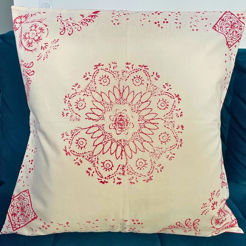Coussin peint à la main 45x45 - rouge foncé et beige