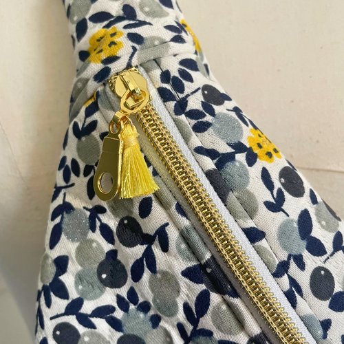 Sac banane artisanal – motif fleuri noir, gris et jaune – anses réglables