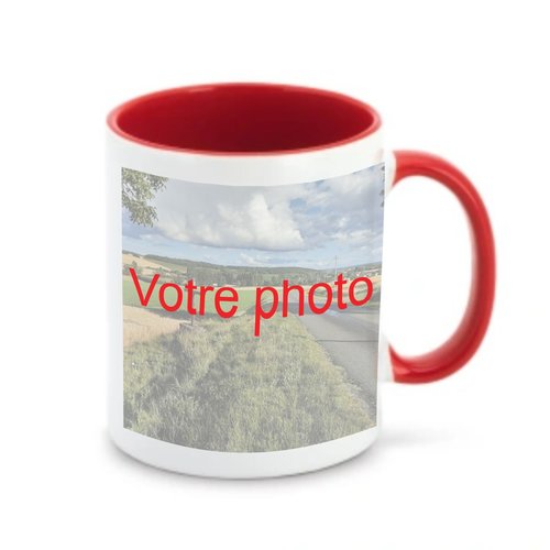 Prenez une photo, je la transforme en souvenir sur un mug blanc et rouge