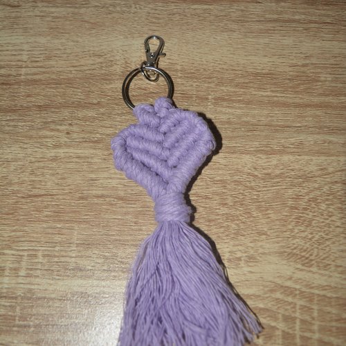 Porte clé macramé coeur violet