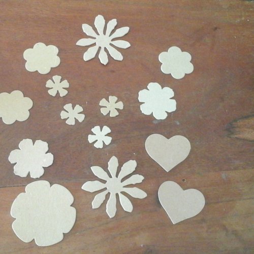 Lot chipboard fleur et coeur en carton 2mm
