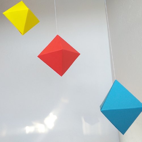 Mobile des octaèdres - montessori - avec des matériaux de qualité . cadeau bébé