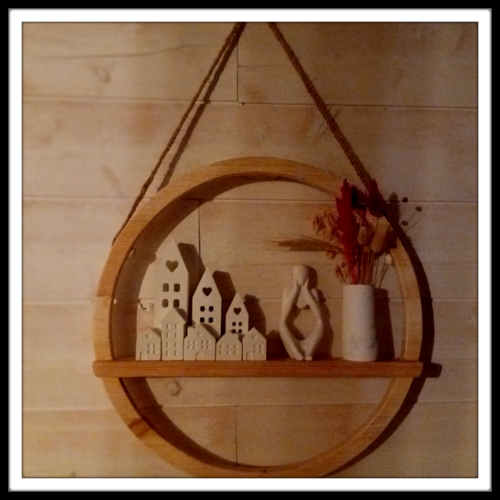 Décoration murale artisanale en bois et céramique - cercle suspendu 42cm - création unique en bois recyclé et sujets en céramique