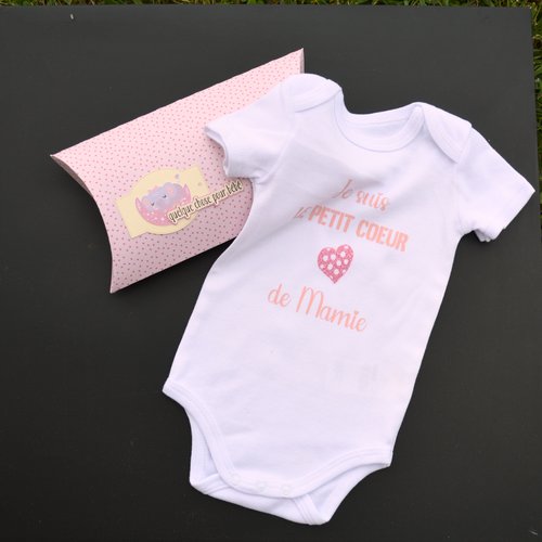 Body bébé personnalisé "je suis le petit cœur de mamie" + boîte cadeau faite main – cadeau naissance original
