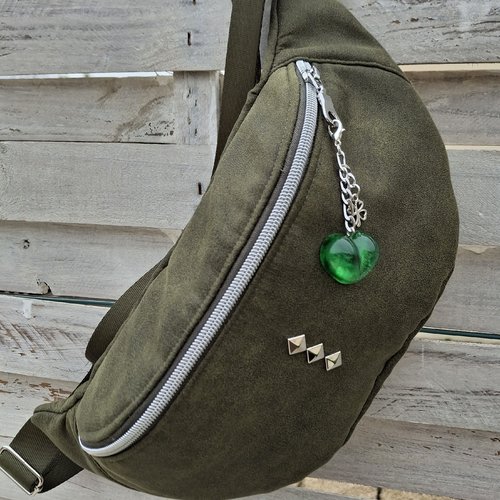 Sac banane polyester toucher suédine kaki décoré clous pyramides argent