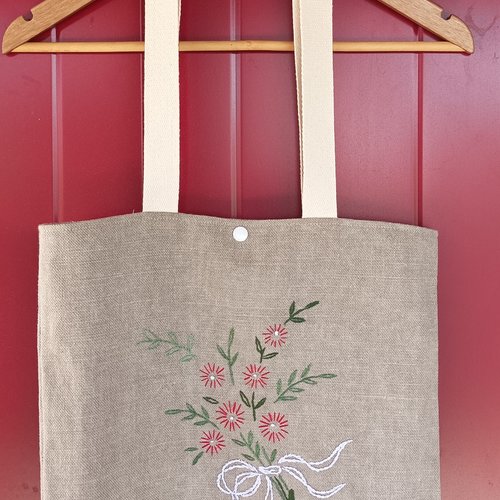 Sac de course en lin brodé main porté épaule, totebag en lin fleuri, fleurs brodées main