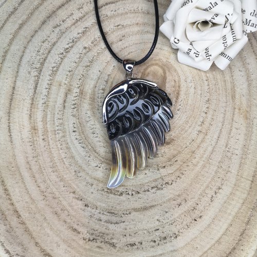 Collier, pendentif en coquillage naturel, forme d'aile en "nacre abalone" sur cordon noir