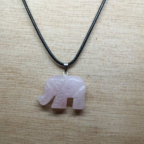 Collier, pendentif éléphant, en "quartz rose" sur cordon noir