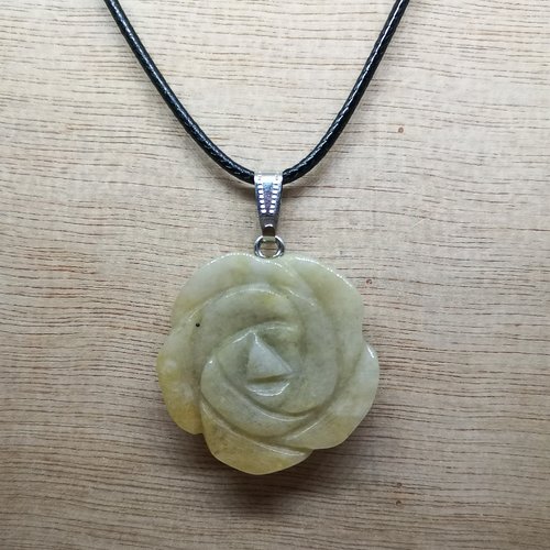 Collier /pendentif en fleur de rose en "aventurine"