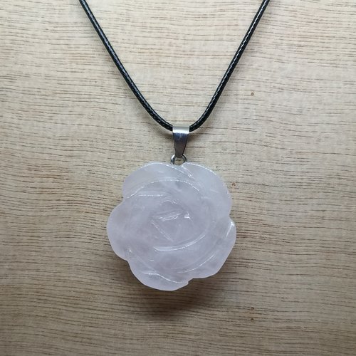 Collier /pendentif en fleur de rose en "quartz rose"