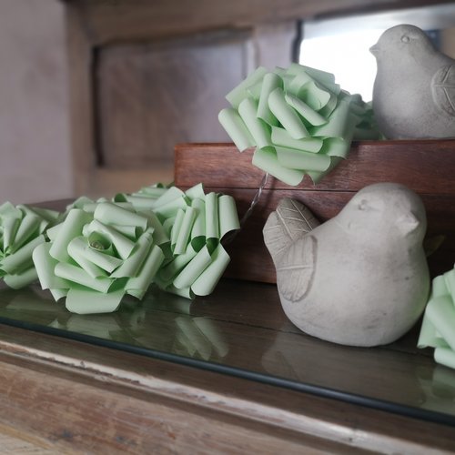Guirlande lumineuse 20 roses en papier de couleur vert pastel, poétique et romantique