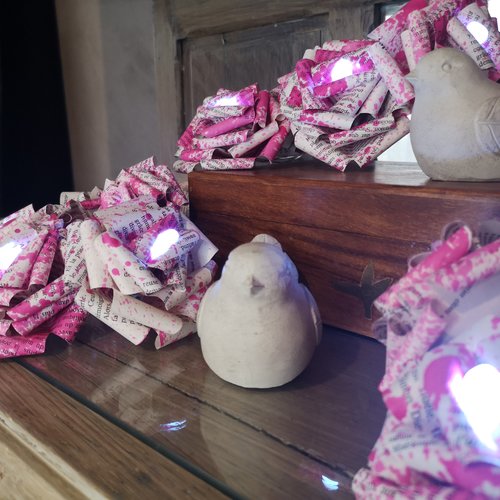 Guirlande lumineuse 20 roses en papier de livre rose, poétique et romantique