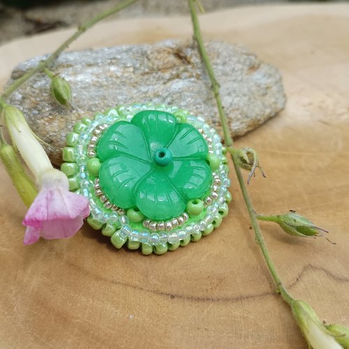 Broche fleur en jade et perles de rocailles