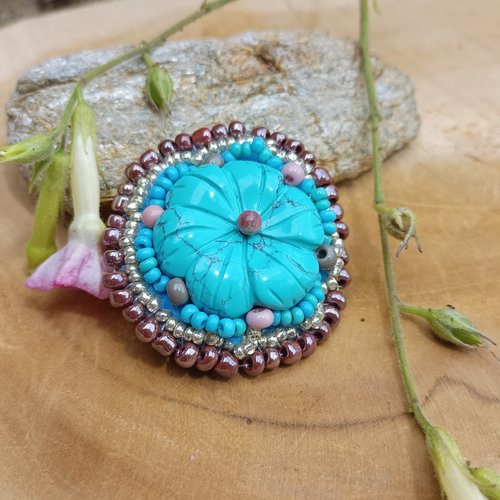 Broche fleur en turquoise et perles de rocailles
