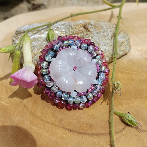 Broche fleur en quartz rose et perles de rocailles