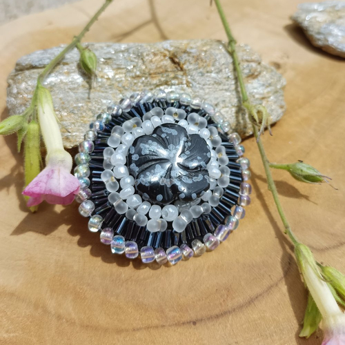 Broche fleur en obsidienne neige et perles de rocailles