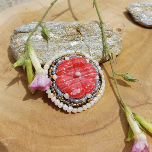 Broche fleur en rhodochrosite et perles de rocailles