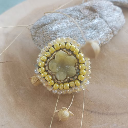 Broche fleur en jade et perles de rocailles