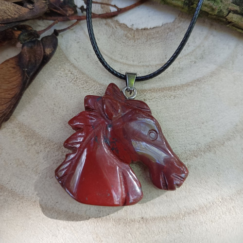Collier, pendentif cheval en "jaspe rouge" sur cordon noir