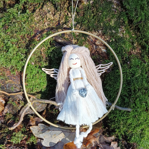 Ange, poupée macramé, décoration murale sur cerceau et branche