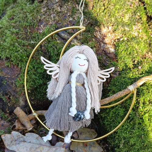 Ange, poupée macramé, décoration murale sur cerceau lune et branche