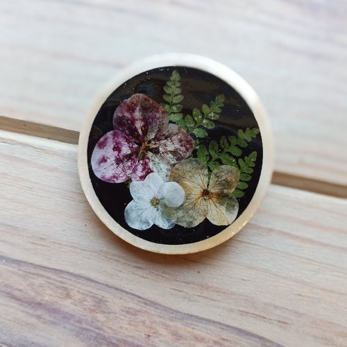 Broche en bois, fleur d'hortensia et de la fougères, en résine