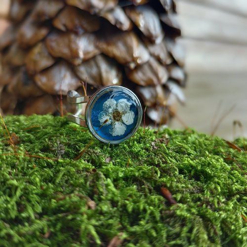 Bague fleur d'aubépine, fond bleu, en résine uv
