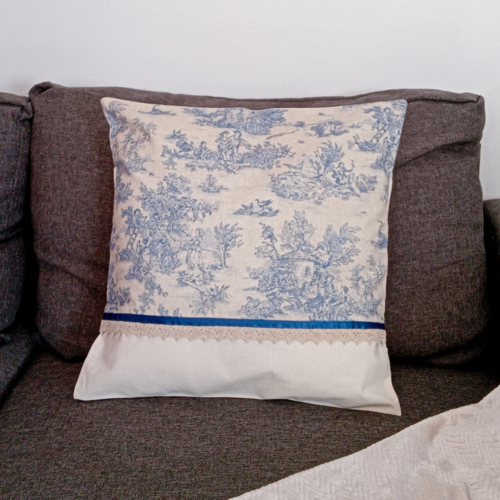 Housse de coussin 40x40 en toile de jouy bleue, coton écru, dentelle et ruban bleu nuit – déco chic fait main pour salon ou chambre