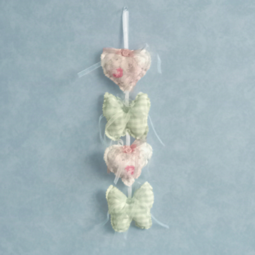 Guirlande décorative cœur et papillon – tissus fleuris et vichy vert, rubans et boutons – fait main