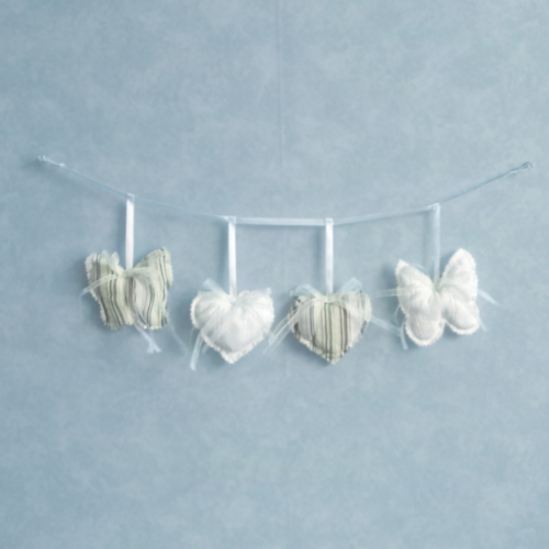 Guirlande cœurs et papillons, décoration murale, chambre bébé, tissu rayé