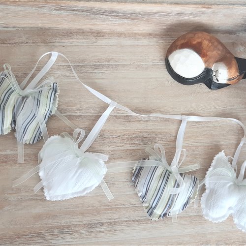 Guirlande de cœurs et de papillons en tissus dans les tons blanc et vert - décor de mur