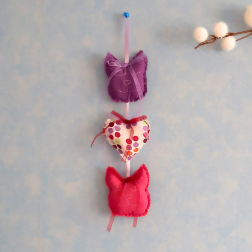 Guirlande déco cœur pois & têtes de chats tissu dans les tons cyclamen et violet– suspension murale faite main – modèle