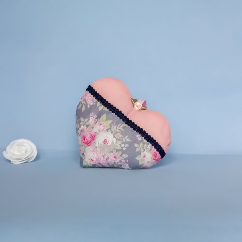 Cœur coussin de porte tissu fleuri rose gris, décoration murale cosy romantique, fleur en tissu fait main