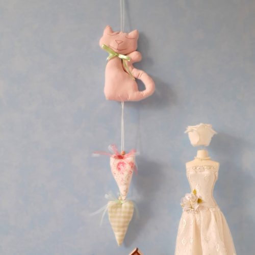 Mobile chat rose pastel & cœurs fleuris – décoration murale faite main, coton côtelé, ambiance douce chambre fille/bébé