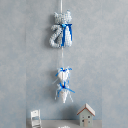Mobile chat bleu vichy & cœurs brodés – fait main, décoration murale, chambre bébé, style campagne chic, éco-responsable