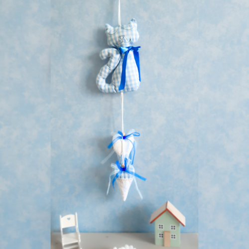 Mobile chat bleu vichy & cœurs brodés – fait main, décoration murale, chambre bébé, style campagne chic, éco-responsable